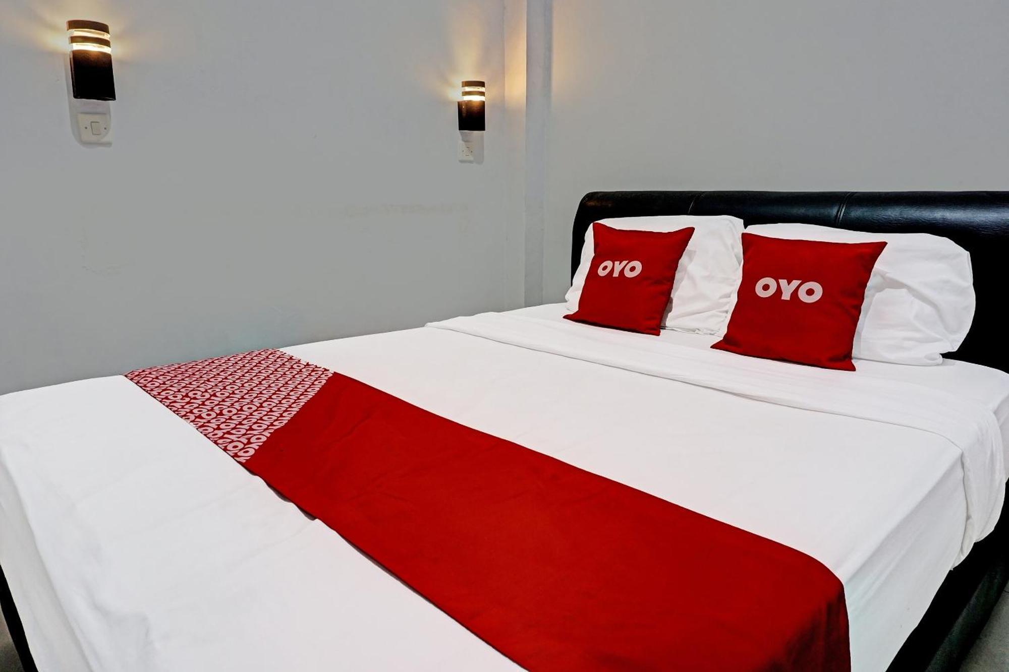 Oyo 91599 Penginapan Mutiara Madiun Kültér fotó