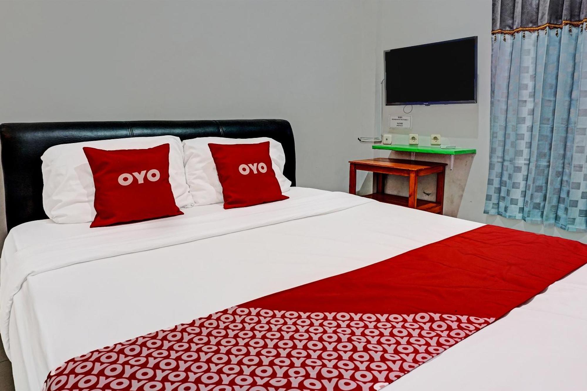 Oyo 91599 Penginapan Mutiara Madiun Kültér fotó