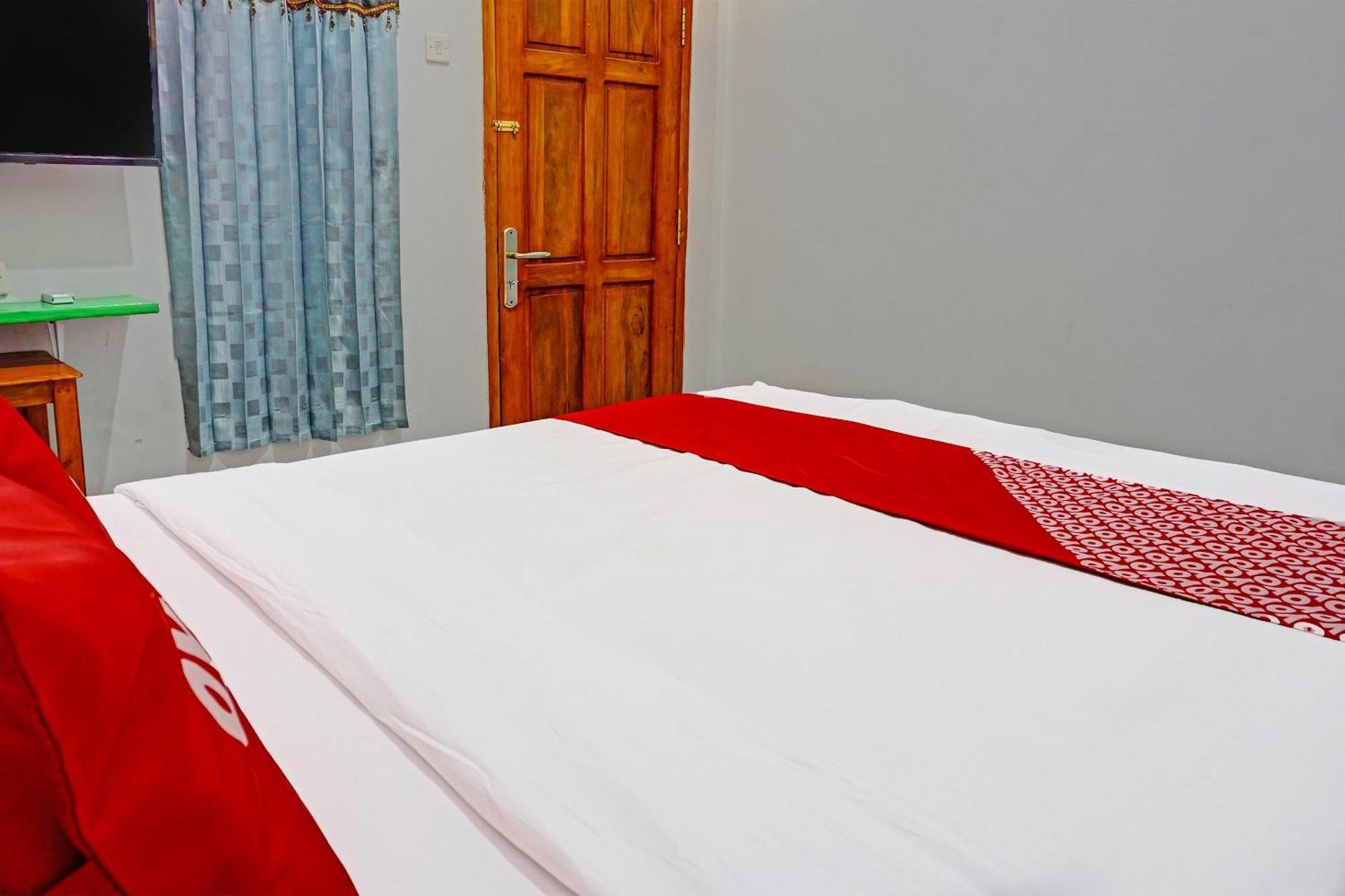 Oyo 91599 Penginapan Mutiara Madiun Kültér fotó