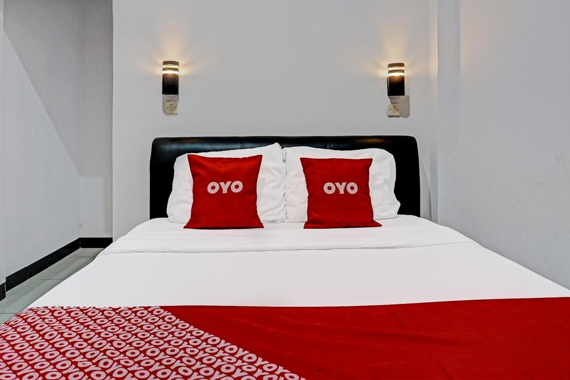 Oyo 91599 Penginapan Mutiara Madiun Kültér fotó