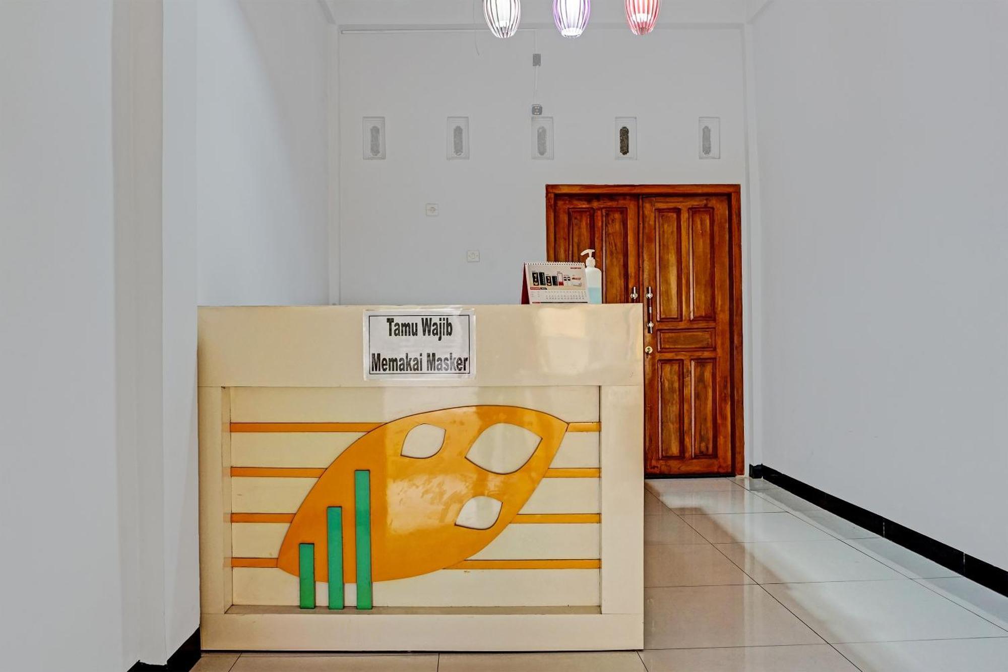Oyo 91599 Penginapan Mutiara Madiun Kültér fotó