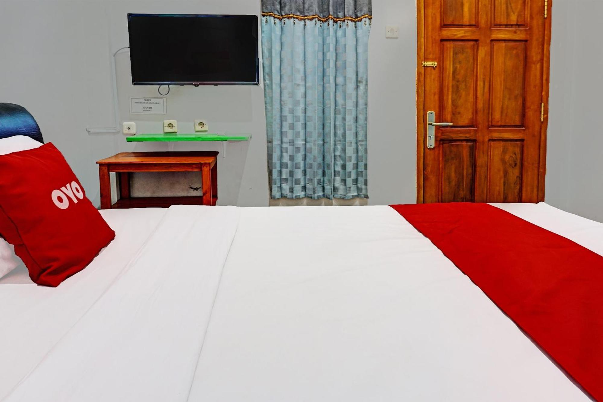 Oyo 91599 Penginapan Mutiara Madiun Kültér fotó