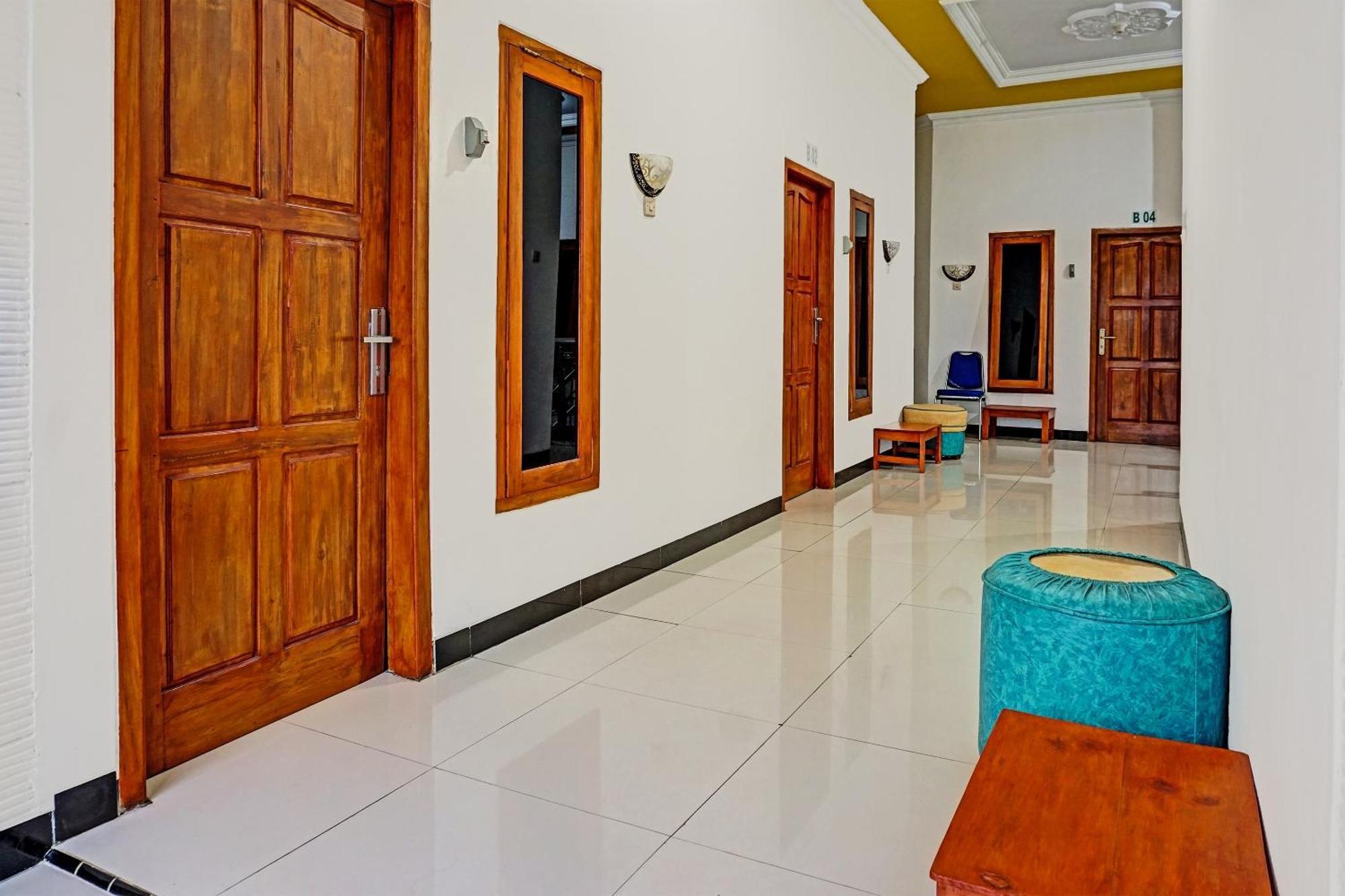 Oyo 91599 Penginapan Mutiara Madiun Kültér fotó