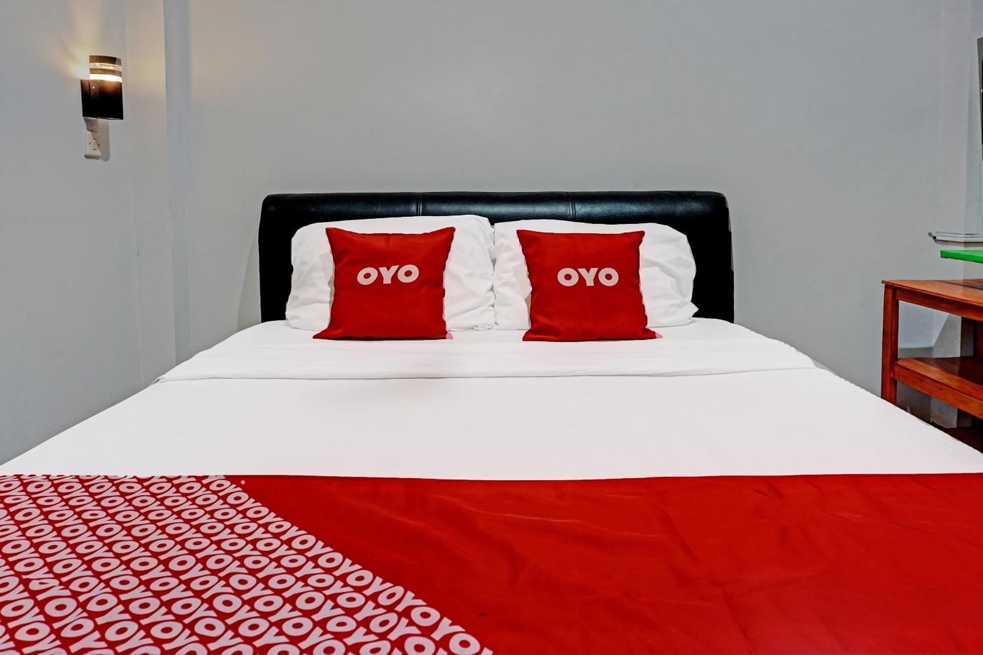 Oyo 91599 Penginapan Mutiara Madiun Kültér fotó