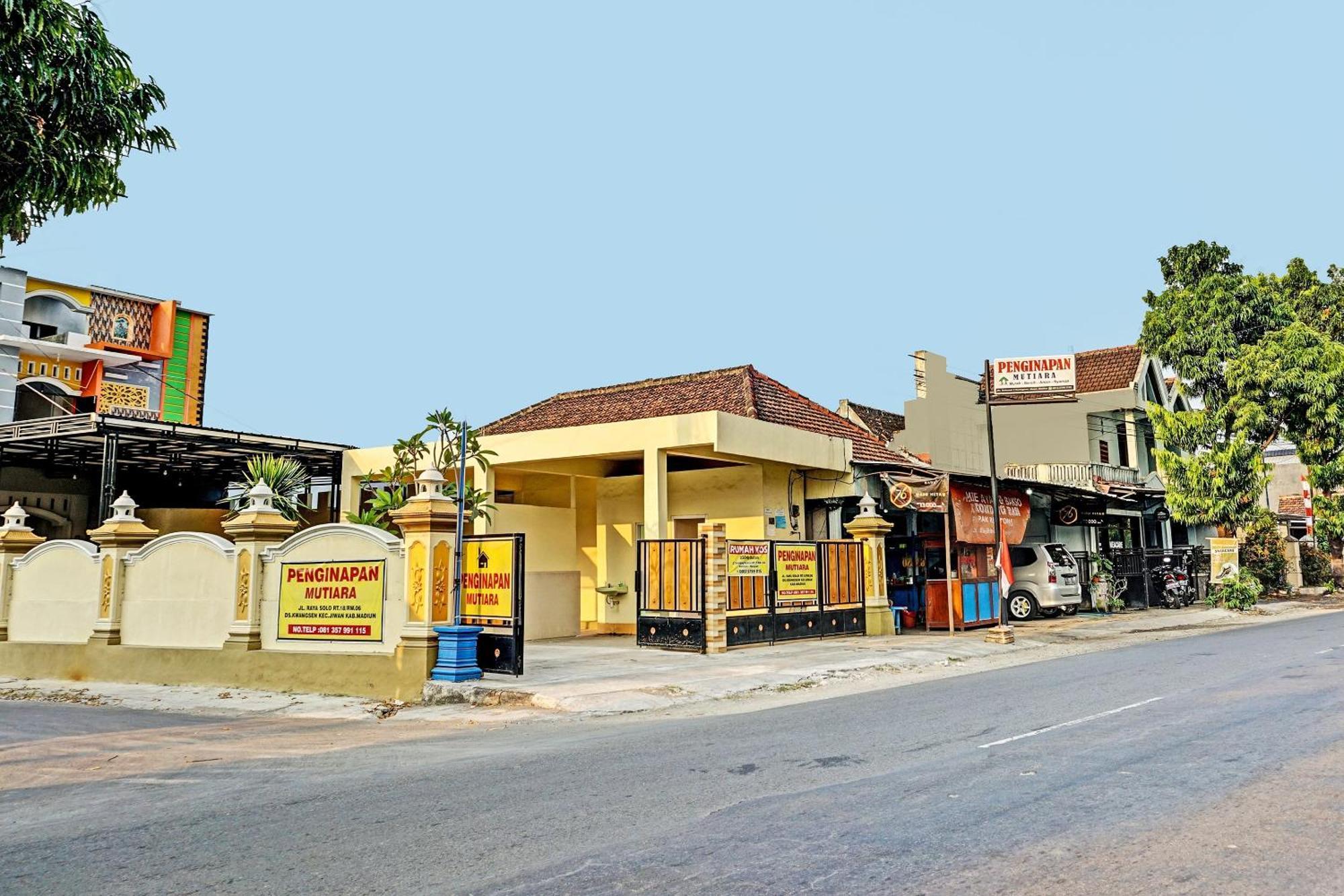 Oyo 91599 Penginapan Mutiara Madiun Kültér fotó
