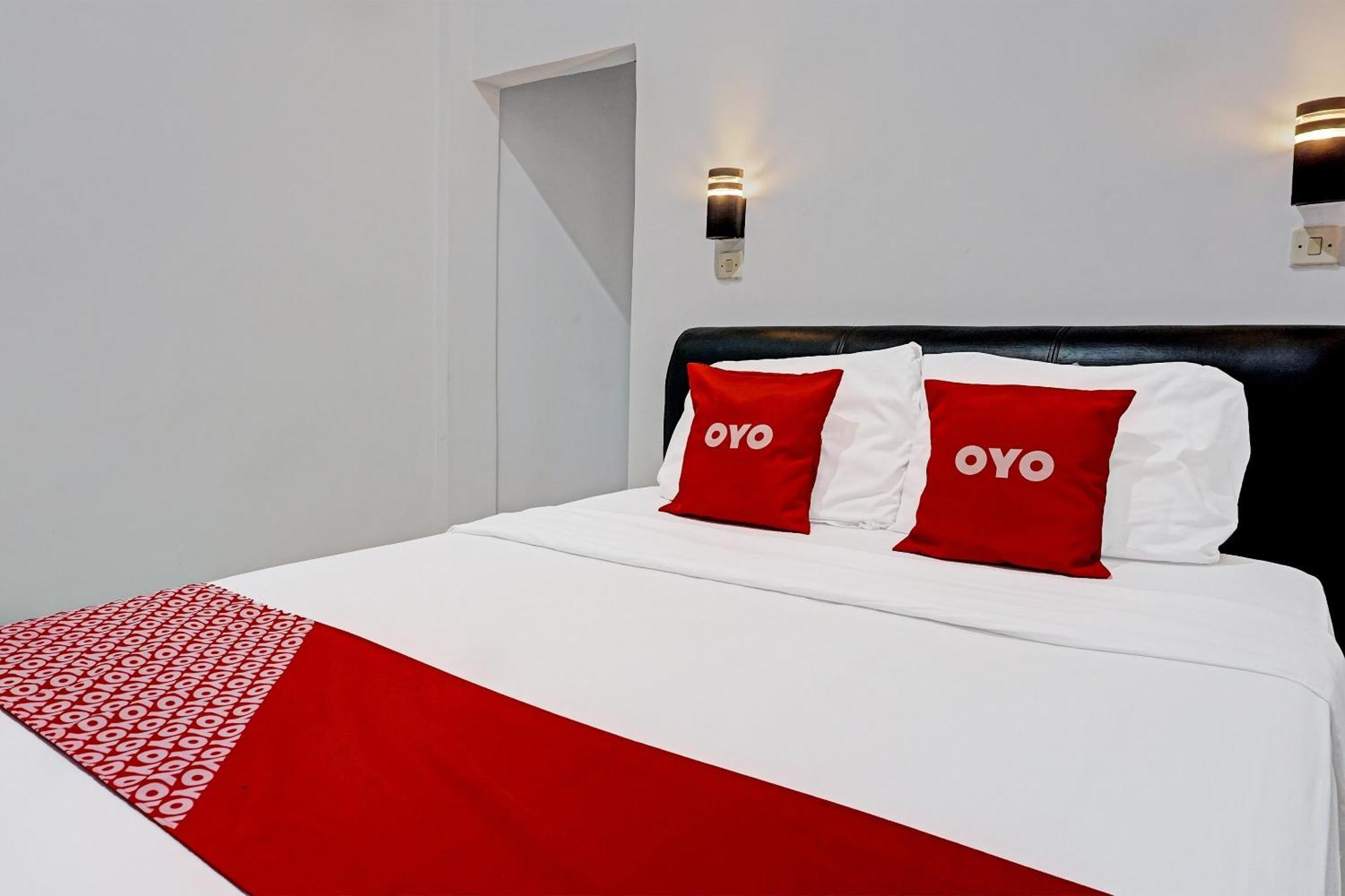 Oyo 91599 Penginapan Mutiara Madiun Kültér fotó