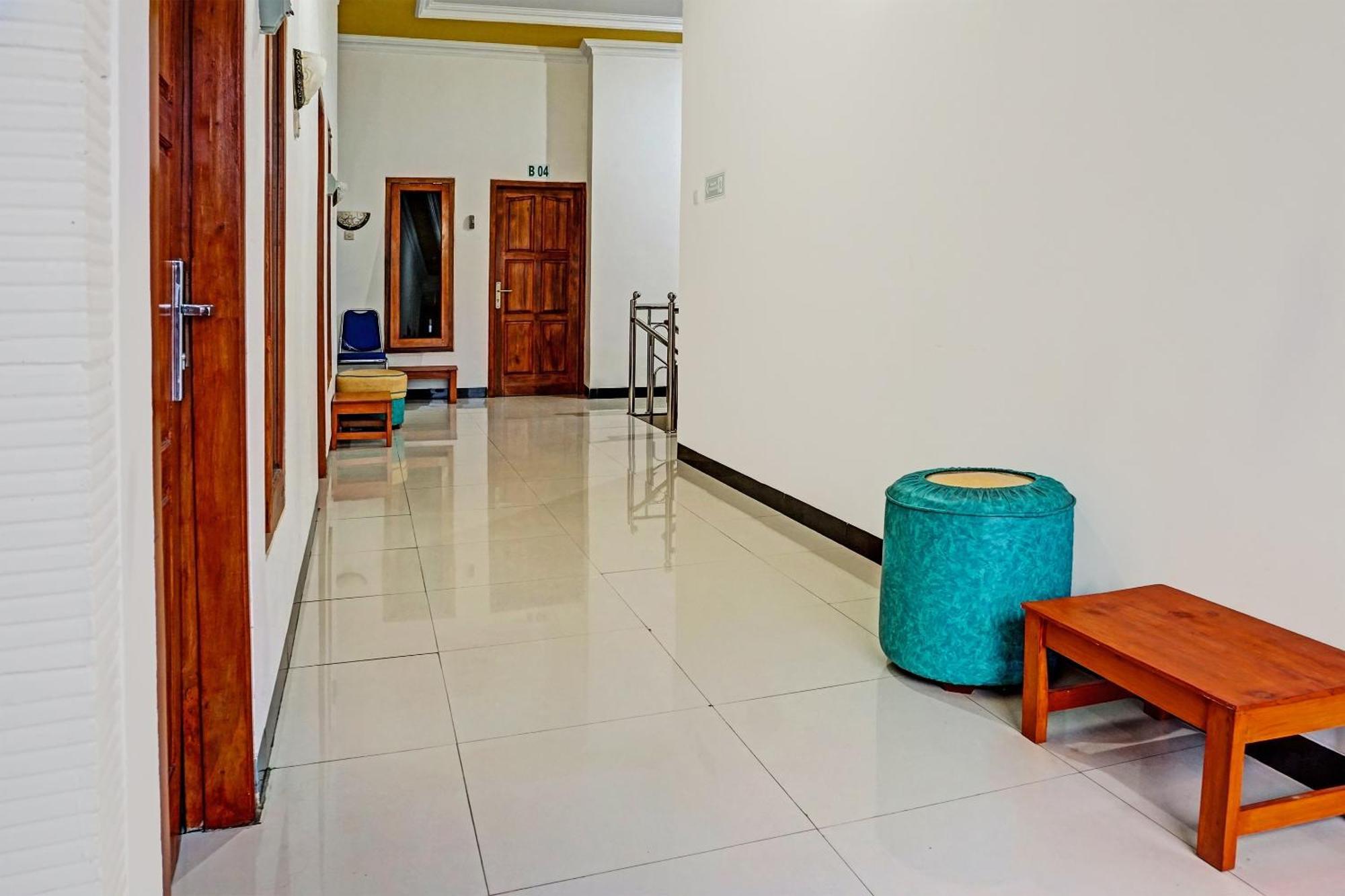 Oyo 91599 Penginapan Mutiara Madiun Kültér fotó